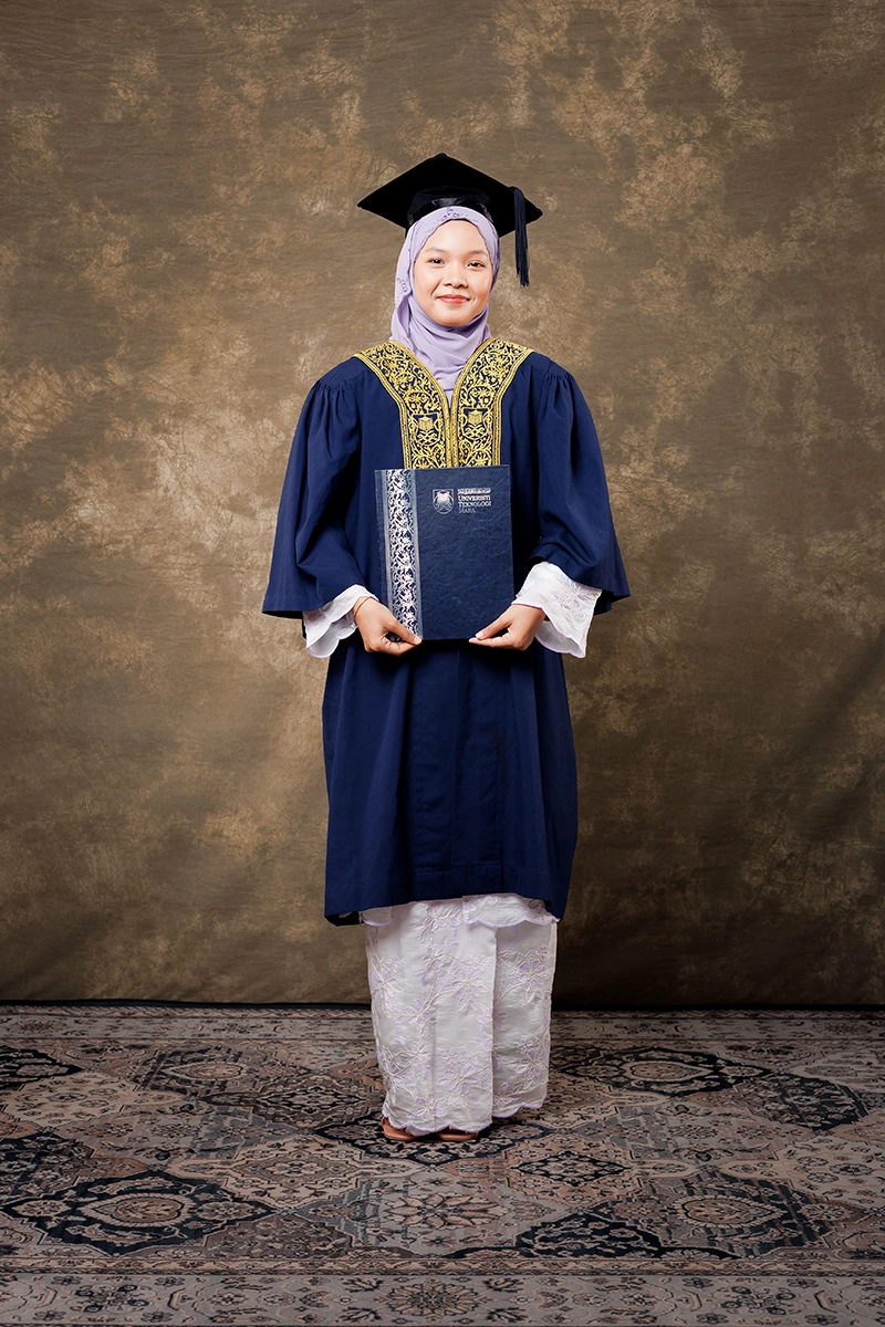 Contoh foto konvokesyen menggunakan backdrop Abstract di Ametography Studio