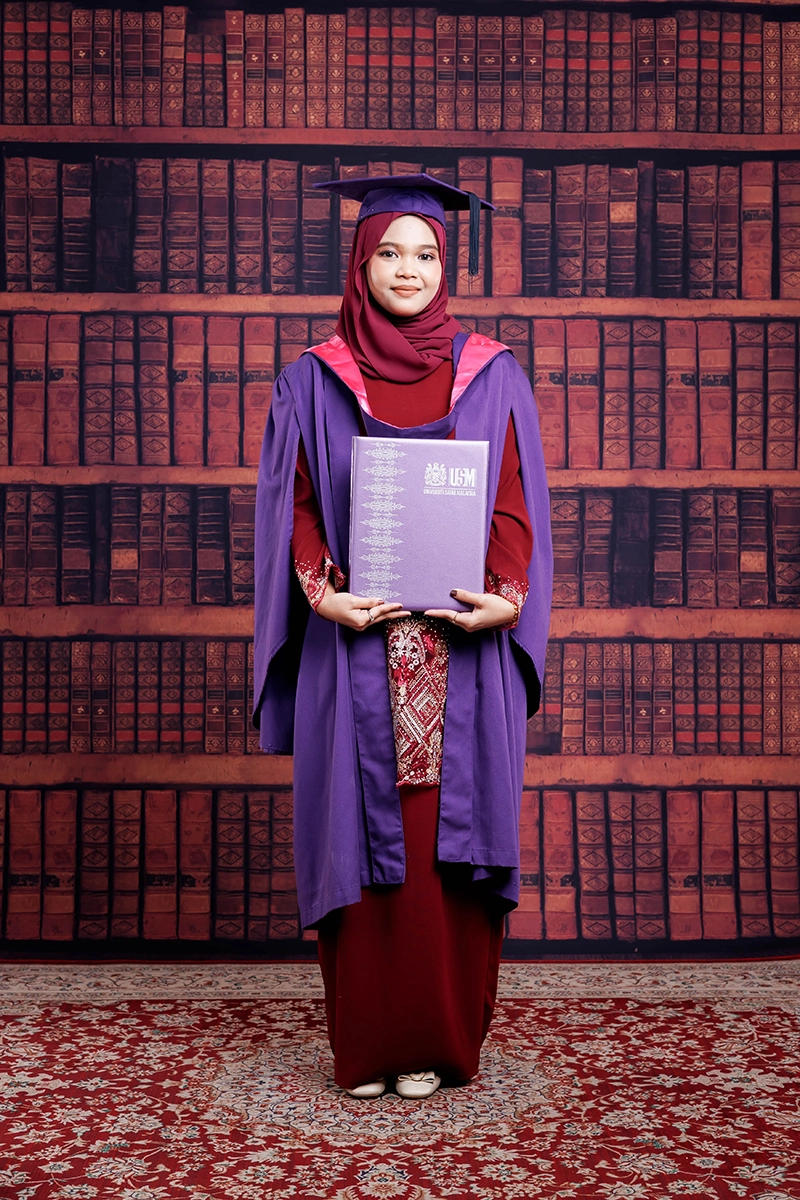 Contoh foto konvokesyen menggunakan backdrop Library di Ametography Studio
